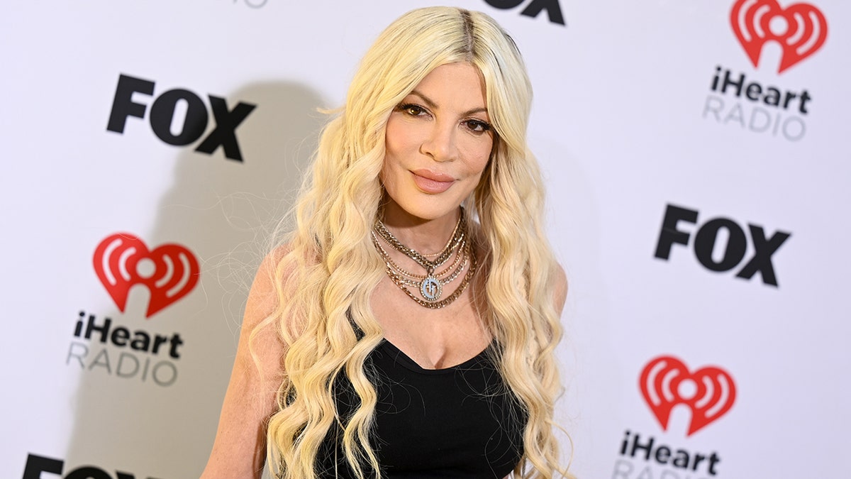 Tori Spelling w wieku 19 lat przeszła operację plastyczną w centrum handlowym - tori-spelling.jpgve1tl1